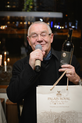 В подарок Юлия Евдокимова преподнесла  маэстро раритетную бутылку вина из коллекции Легендарных Брендов Palais Royal