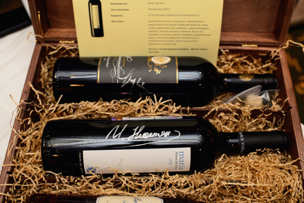 Лот № 2: красное сухое вино VAGRAM MAXIMILIAN CUVEE от Maximilian Habsburg-Lotaringen, красное сухое вино RIBERA DEL DUERO DO MARIA от Alonso del Yerro и миллезимный арманьяк BAS-ARMAGNAC AOC BARON DE SIGOGNAC MILLESIME 1969 года от Bordeneuve Châteaux & Collections.