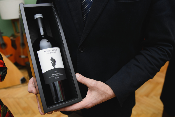 На вечере был проведен благотворительной аукцион, на который компания Palais Royal представила уникальное вино Toscana IGT. Alessandro dal Borro с подписью владельца винодельни -  Сальваторе Феррагамо.