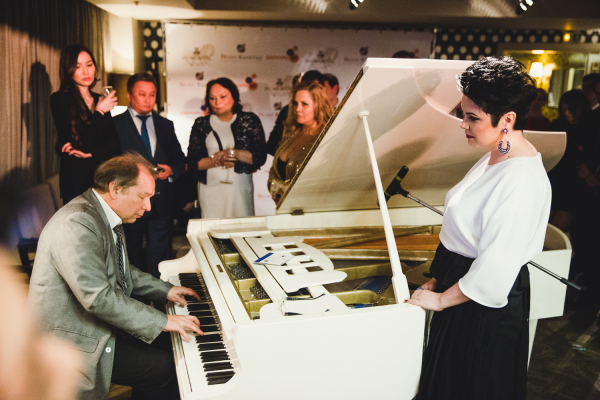 Юрий Розум - известный пианист, президент Международного Благотворительного Фонда Юрия Розума, - также поддержал этот вечер, исполнив для гостей несколько классических произведений.