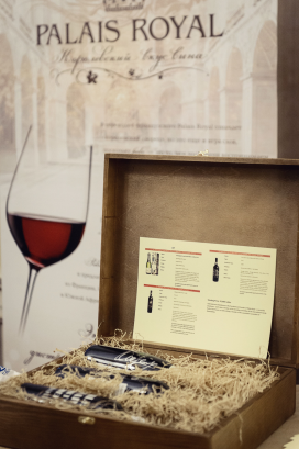 Сет эксклюзивных вин и портвейна из коллекции Легендарных брендов Palais Royal с личными подписями виноделов
