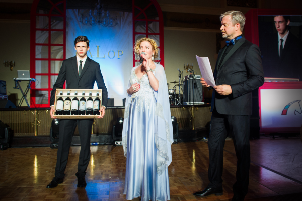 Юлия Валерьевна Евдокимова - основатель и президент группы компаний Palais Royal - лично представила лот на благотворительном аукционе